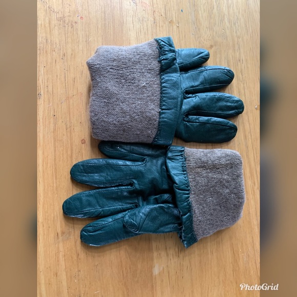 Hunter Green Women’s Soft Leather Gloves - Picture 4 of 4